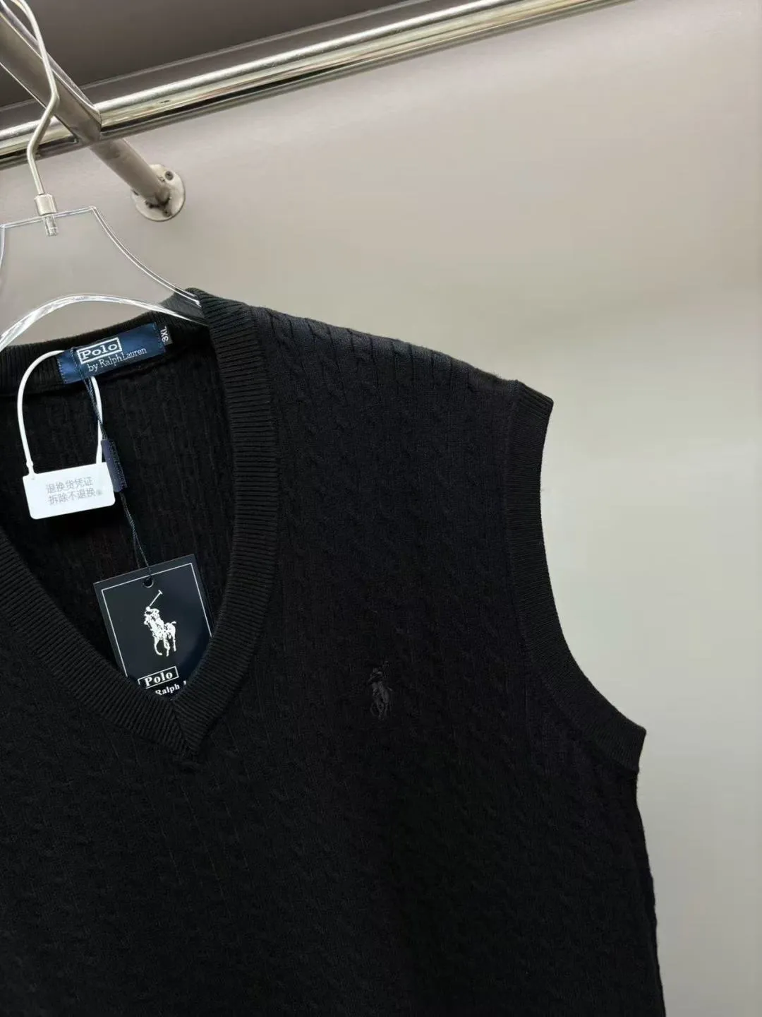 P260 POLO Ralph Lauren's new embroidered wool vest. Original fabric. Official same style. Weaved with customized natural medium-thick imported wool gauze, feels very comfortable and smooth. Very wide and stylish. Produced by a first-line brand factory. Woven by imported machines. It is very soft and skin-friendly to wear. It will not deform after long-term wear. The latest style for autumn and winter. Fashionable and personalized. Super versatile and good-looking. Very suitable for both men and women. A must-have for everyone. Color: black, sapphire blue, gray, maroon. Size: M-4XL